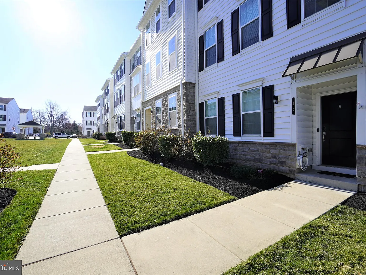 3 bed, 2.5 bath, 2108 sqft, $3,300 — Photo 3