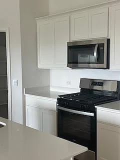 4 bed, 2.0 bath, 1796 sqft, $2,300 — Photo 2