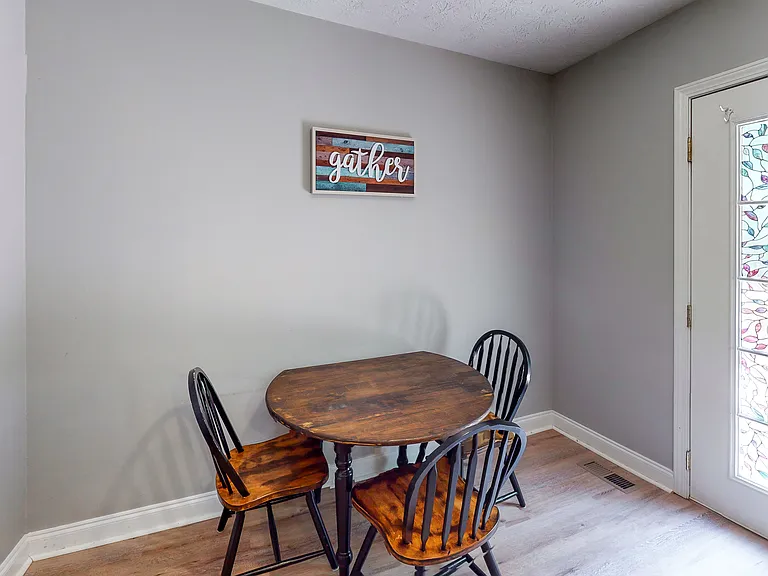 Kitchen / Dining Area
