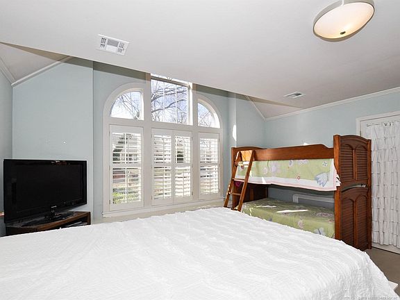 5th image of 2937 W Berwick