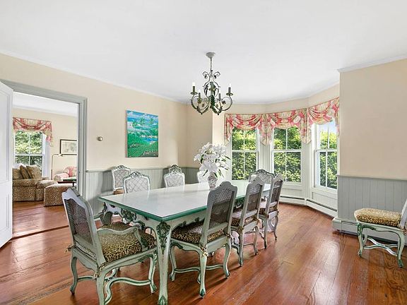 5th image of 53 Quogue St