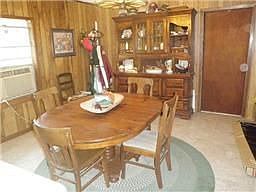 Enjoy your dinner with the family in this spacious dining room!