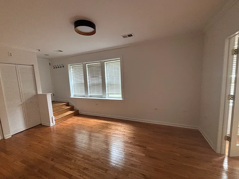Entryway/front room