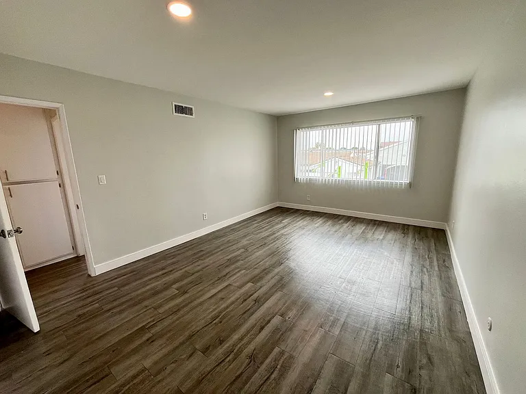 18400 Prairie Street — Photo 114