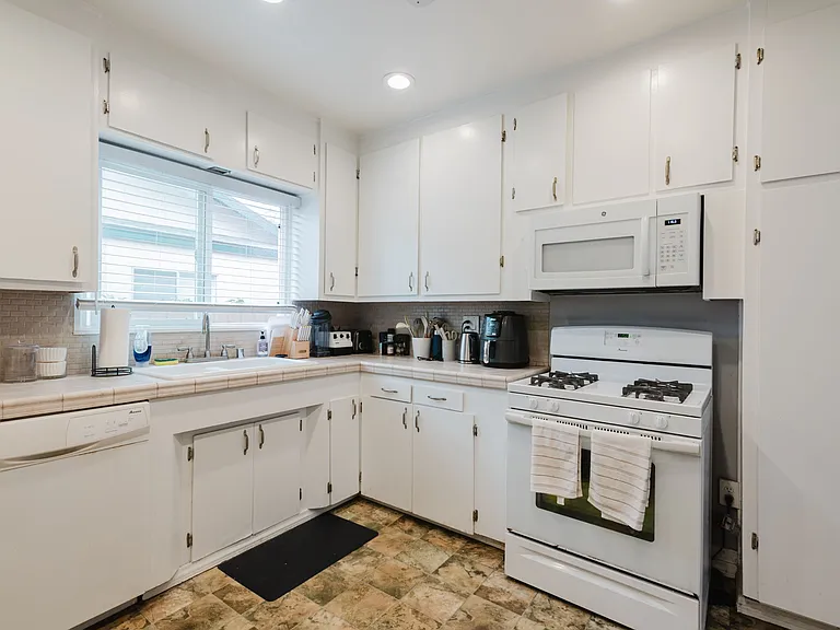 2251 Felspar St — Photo 7