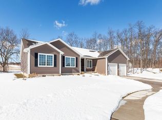 611 Red Maple Dr, Tecumseh, MI 49286