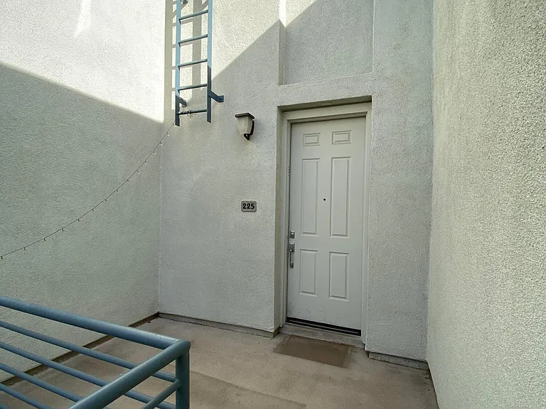 615 E Portland St #225 — Photo 4