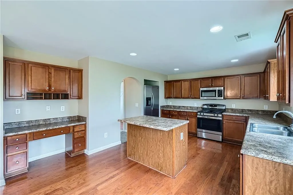 5 bed, 3.5 bath, 2692 sqft, $2,600 — Photo 4