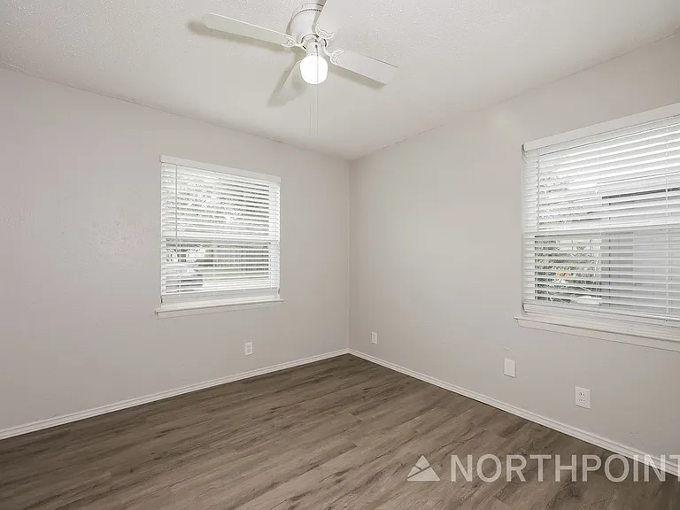 1238 Narcissus Ln — Photo 14