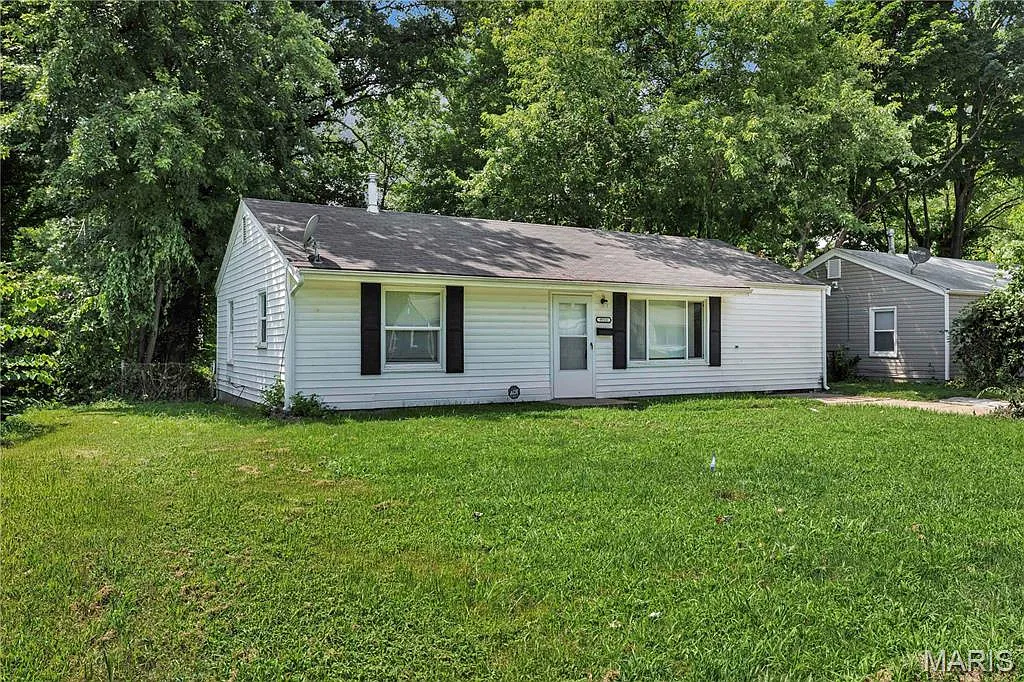 3 bed, 1.0 bath, 1056 sqft, $1,330 — Photo 2