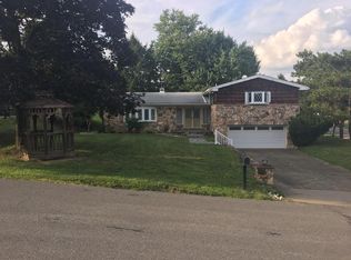 100 Beacon Hill Dr, Coraopolis, PA 15108