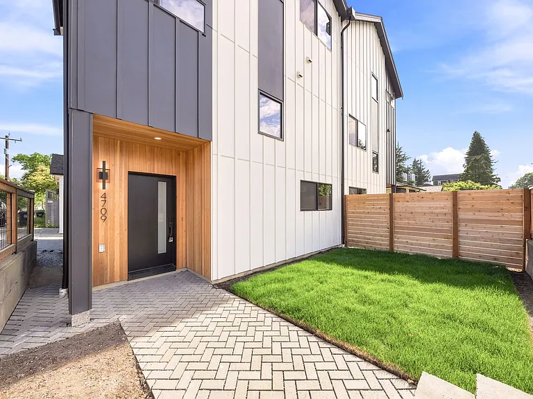 4709 SW Hinds St — Photo 2