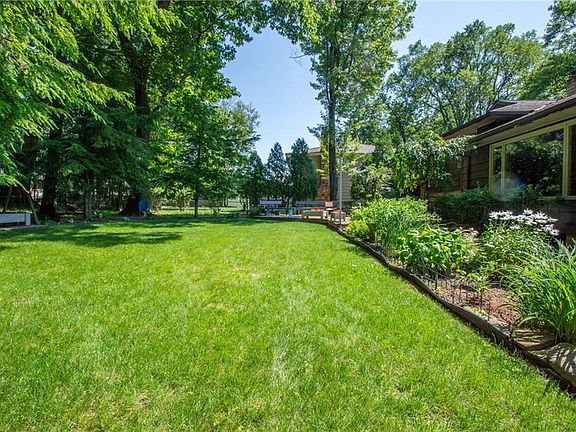 5th image of 1061 Oakview Dr