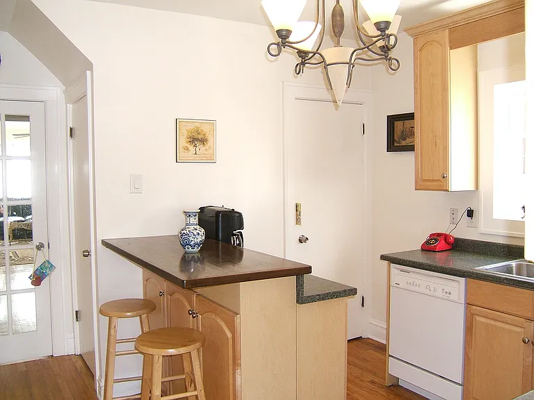 2930 N Melvina Ave — Photo 2