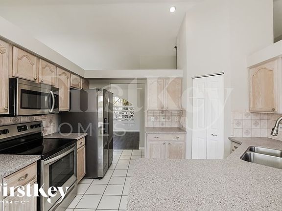 5th image of 2556 SW 28th Ave