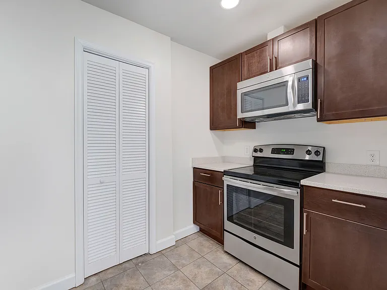 650 D St SE #1 — Photo 8