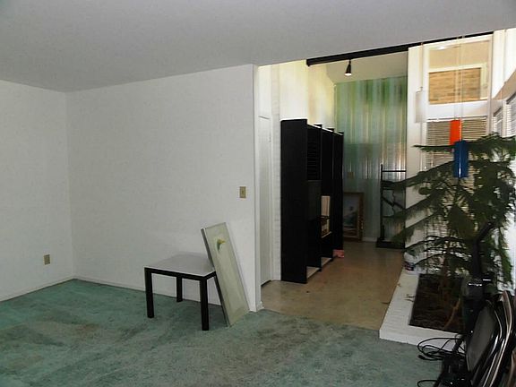 2nd image of 207 Whispering Oaks Dr