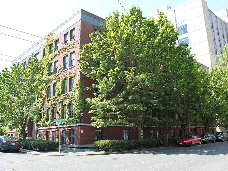 423 Terry Apartment — Photo 17