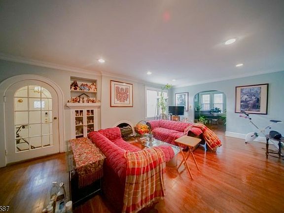 5th image of 1015 Salem Ave