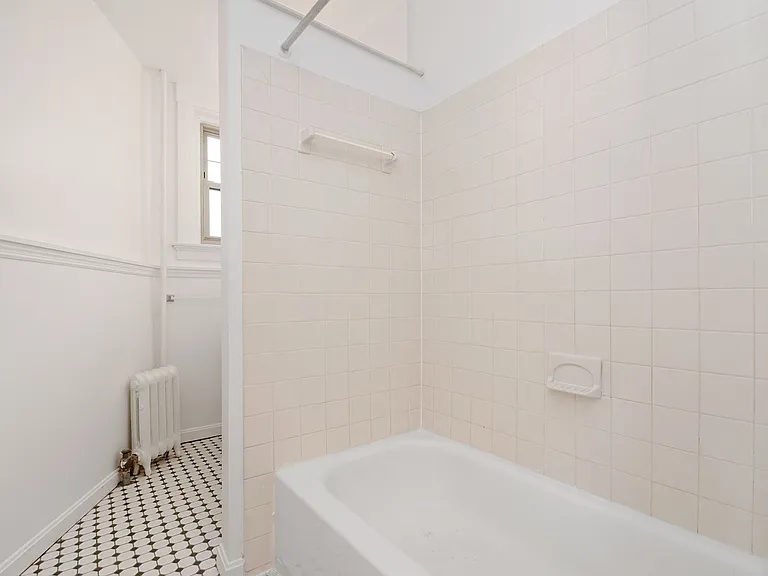 4330 Smith Rd Bathroom Tub 4330 Smith Rd Bathroom Tub