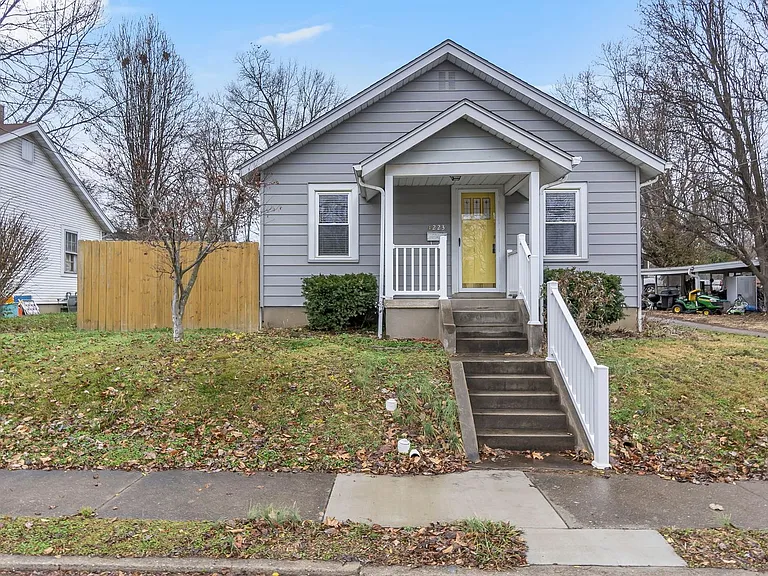 223 Daisy Ave — Photo 1