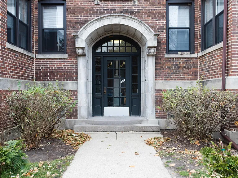618 Hinman — Photo 8