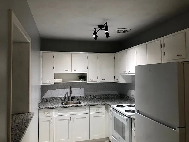Kitchen - 519 Colfax Dr