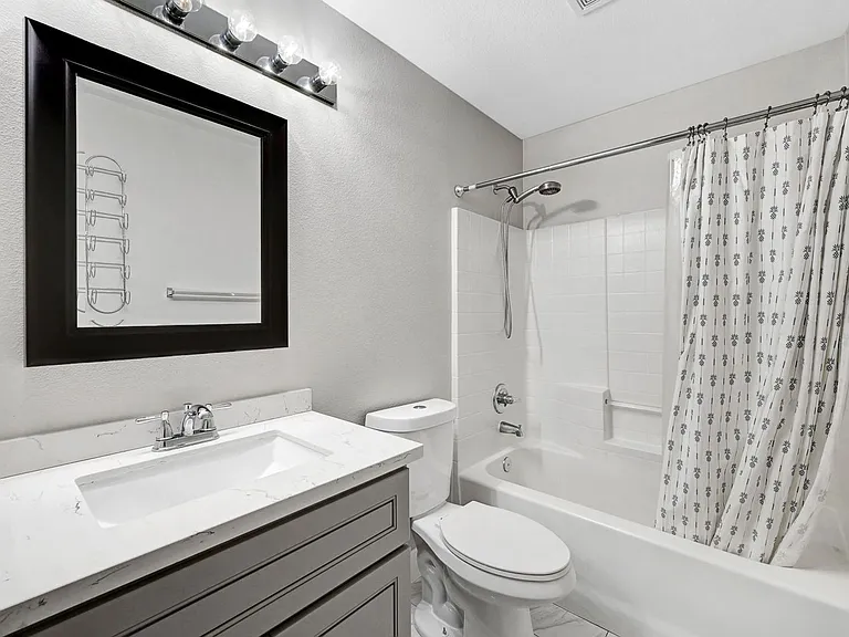 812 Sistine St — Photo 32