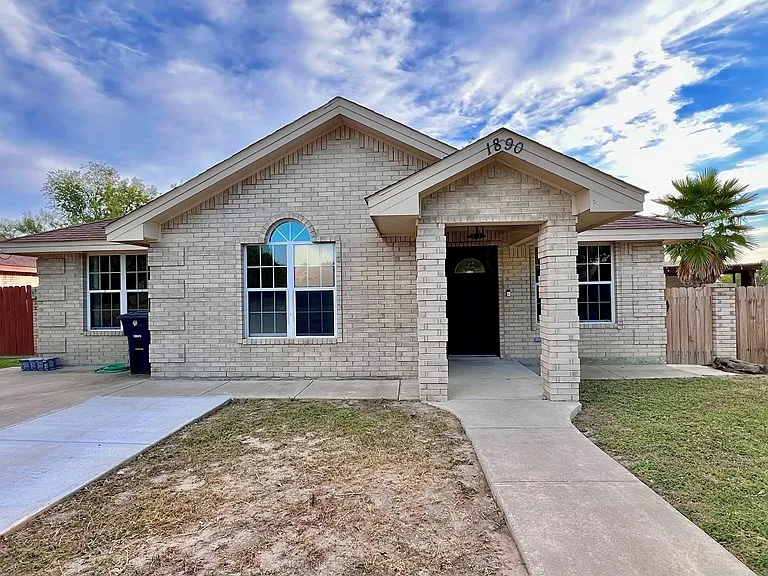 1890 Timberwood Dr — Photo 4