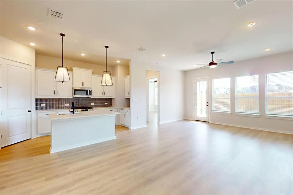 3 bed, 2.0 bath, 1739 sqft, $2,495 — Photo 2