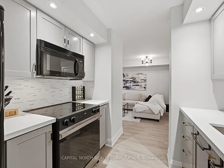 270 Wellington St W #412 — Photo 21