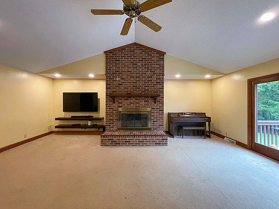 3rd image of 261 Pepper Ln