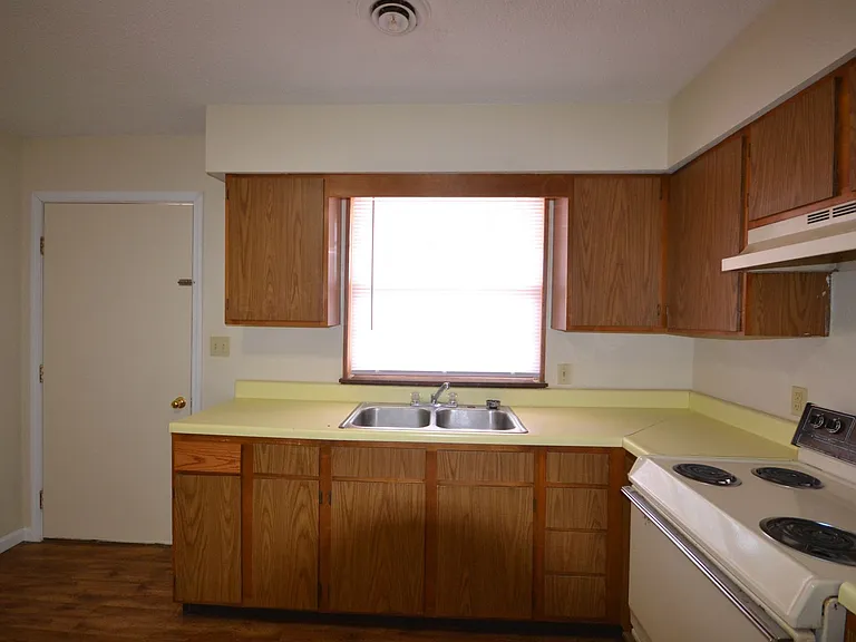 503 Broad St — Photo 13