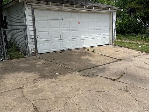 3rd image of 302 N Edwards Ave