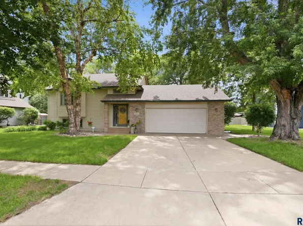 3021 W Ralph Rogers Rd, Sioux Falls, SD 57108