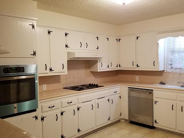 2nd image of 1400 Royal Oaks Dr