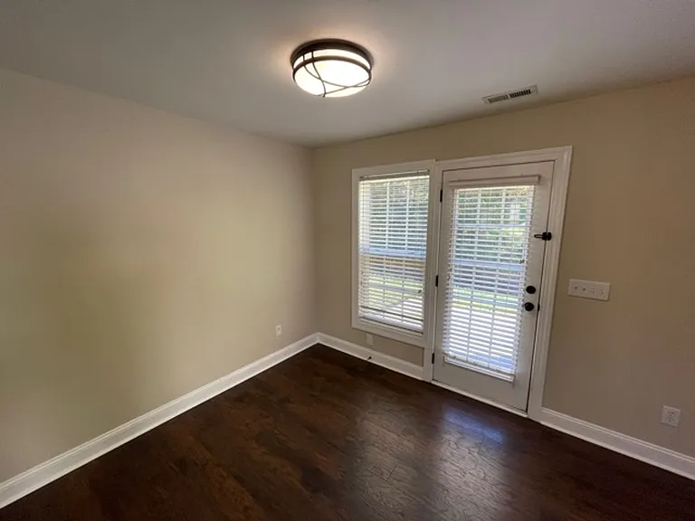 433 Holly Thorn Trce — Photo 18