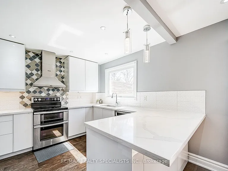 3148 Harris Cres #UPPER — Photo 3