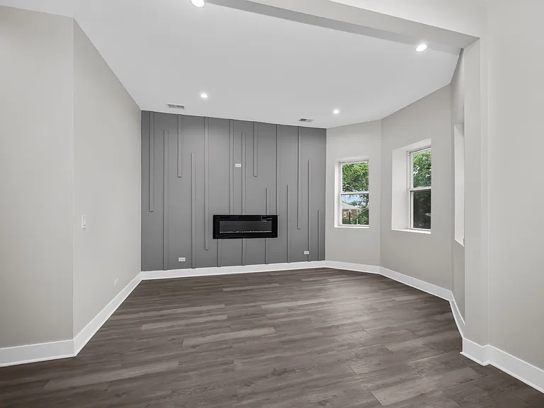 6547 S Saint Lawrence Ave — Photo 1