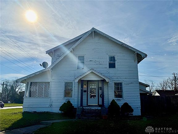 3rd image of 1001 W Hillcrest Ave