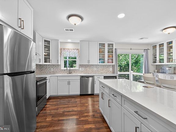 4th image of 185 Fresh Ponds Rd