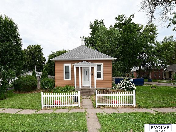 2nd image of 1051 N L St