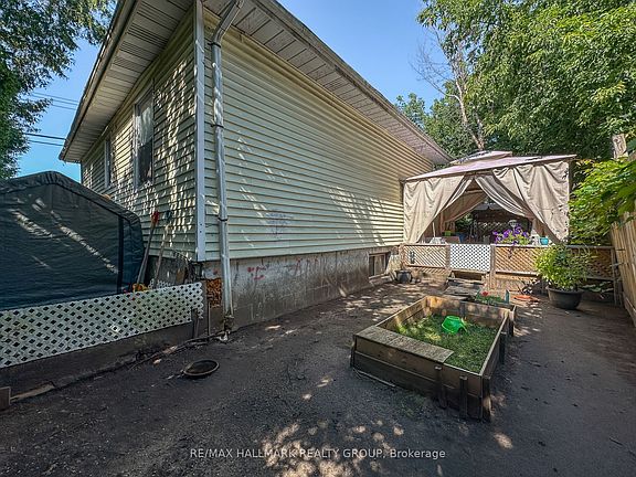 5th image of 705 Laviolette St
