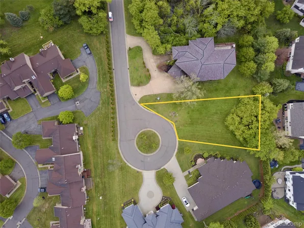 5057 Karachi St, West Bloomfield, MI 48322