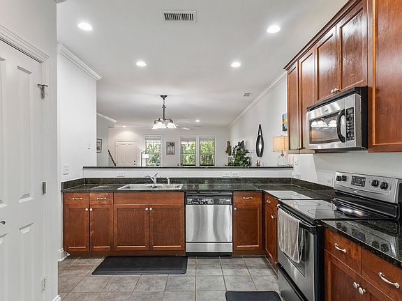4th image of 5562 Colonial Chatsworth Cir