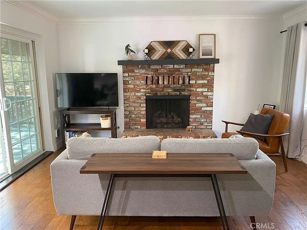 2 bed, 1.5 bath, 896 sqft, $2,100 — Photo 4