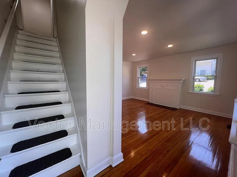 4 bed, 2.0 bath, 1571 sqft, $2,950 — Photo 2