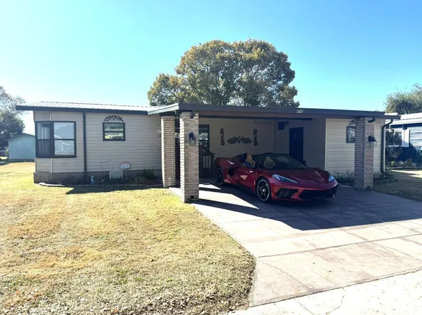 496 Lake Cir, Plant City, FL 33565