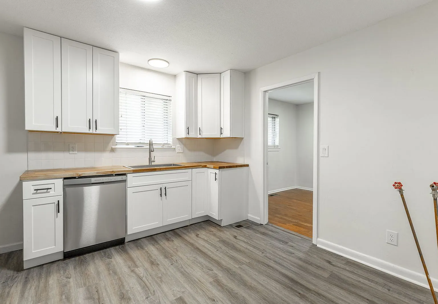 3 bed, 1.5 bath, 1800 sqft, $1,595 — Photo 4