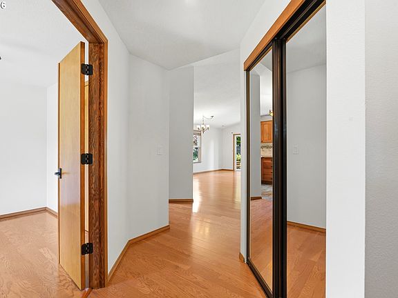 4th image of 15014 SE Meadow Park Dr